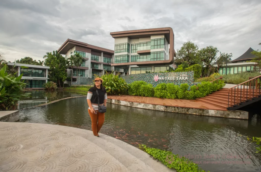 รีวิวที่พักอัมพวาสวยๆ ริมน้ำ ณ ทรีธารา โดยเพจหมูลั่นกินเที่ยว พักห้อง One Bedroom Suite Jacuzzi บรรยากาศสวยๆ มองจากห้องพัก และ ทานอาหารริมน้ำ