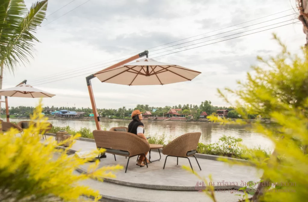 รีวิวที่พักอัมพวาสวยๆ ริมน้ำ ณ ทรีธารา โดยเพจหมูลั่นกินเที่ยว พักห้อง One Bedroom Suite Jacuzzi บรรยากาศสวยๆ มองจากห้องพัก และ ทานอาหารริมน้ำ