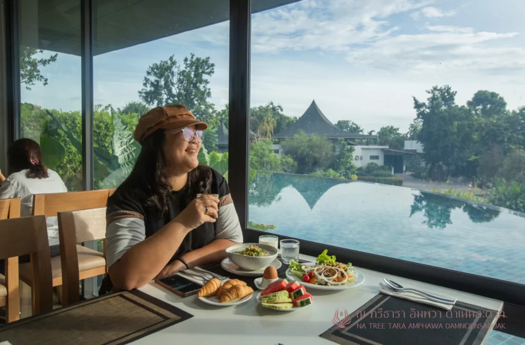 รีวิวที่พักอัมพวาสวยๆ ริมน้ำ ณ ทรีธารา โดยเพจหมูลั่นกินเที่ยว พักห้อง One Bedroom Suite Jacuzzi บรรยากาศสวยๆ มองจากห้องพัก และ ทานอาหารริมน้ำ