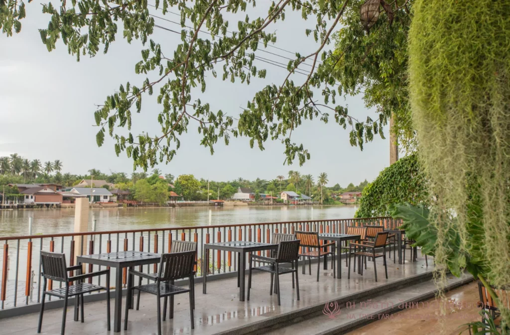 รีวิวที่พักอัมพวาสวยๆ ริมน้ำ ณ ทรีธารา โดยเพจหมูลั่นกินเที่ยว พักห้อง One Bedroom Suite Jacuzzi บรรยากาศสวยๆ มองจากห้องพัก และ ทานอาหารริมน้ำ