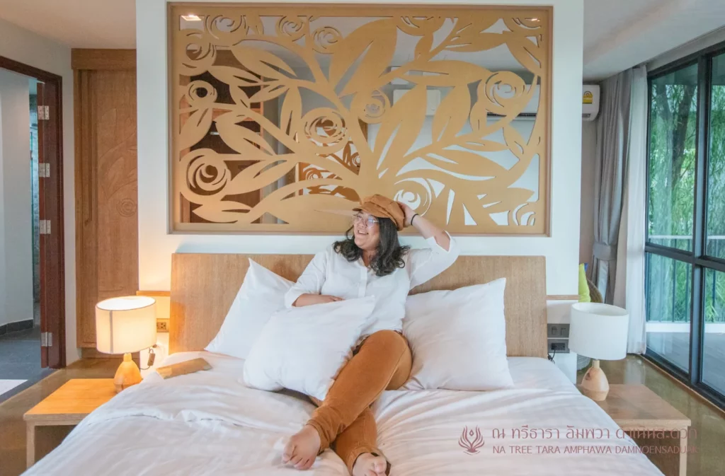 รีวิวที่พักอัมพวาสวยๆ ริมน้ำ ณ ทรีธารา โดยเพจหมูลั่นกินเที่ยว พักห้อง One Bedroom Suite Jacuzzi บรรยากาศสวยๆ มองจากห้องพัก และ ทานอาหารริมน้ำ