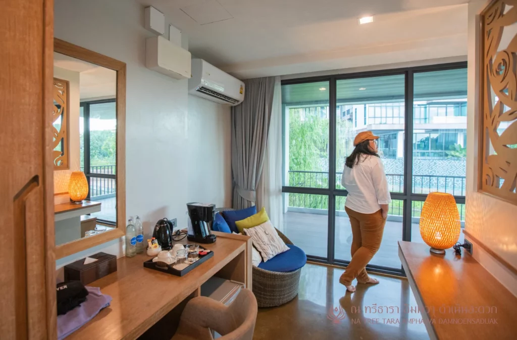 รีวิวที่พักอัมพวาสวยๆ ริมน้ำ ณ ทรีธารา โดยเพจหมูลั่นกินเที่ยว พักห้อง One Bedroom Suite Jacuzzi บรรยากาศสวยๆ มองจากห้องพัก และ ทานอาหารริมน้ำ