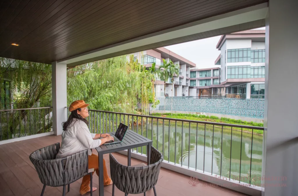รีวิวที่พักอัมพวาสวยๆ ริมน้ำ ณ ทรีธารา โดยเพจหมูลั่นกินเที่ยว พักห้อง One Bedroom Suite Jacuzzi บรรยากาศสวยๆ มองจากห้องพัก และ ทานอาหารริมน้ำ