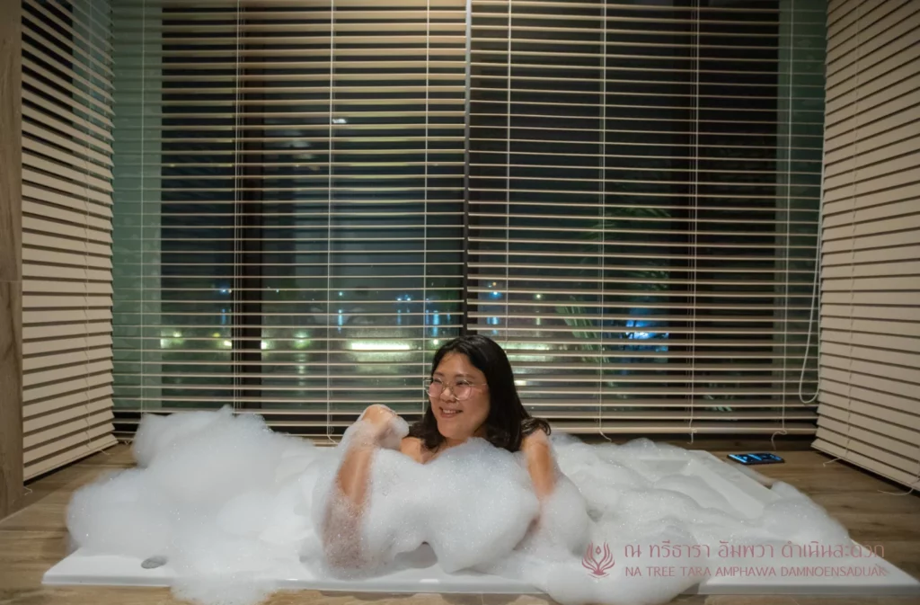 รีวิวที่พักอัมพวาสวยๆ ริมน้ำ ณ ทรีธารา โดยเพจหมูลั่นกินเที่ยว พักห้อง One Bedroom Suite Jacuzzi บรรยากาศสวยๆ มองจากห้องพัก และ ทานอาหารริมน้ำ