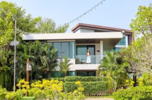 รีวิวที่พักอัมพวาสวยๆ ริมน้ำ ณ ทรีธารา โดยเพจอยากเที่ยวต้องได้เที่ยว พักห้อง One Bedroom Suite Jacuzzi บรรยากาศสวยๆ มองจากห้องพัก และ ทานอาหารริมน้ำ