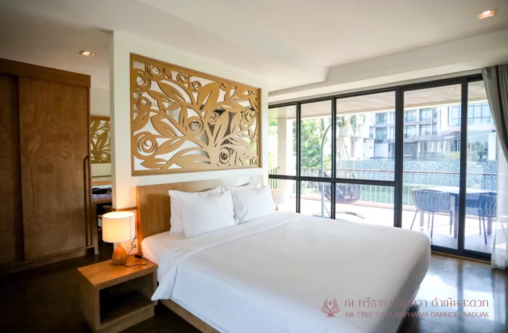 รีวิวที่พักอัมพวาสวยๆ ริมน้ำ ณ ทรีธารา โดยเพจอยากเที่ยวต้องได้เที่ยว พักห้อง One Bedroom Suite Jacuzzi บรรยากาศสวยๆ มองจากห้องพัก และ ทานอาหารริมน้ำ