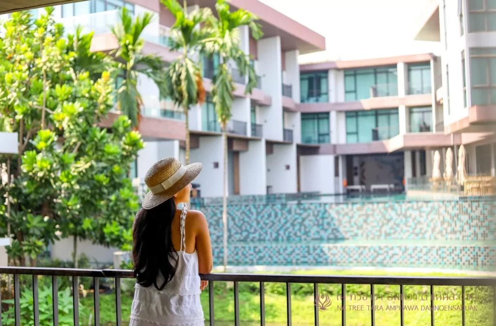 รีวิวที่พักอัมพวาสวยๆ ริมน้ำ ณ ทรีธารา โดยเพจอยากเที่ยวต้องได้เที่ยว พักห้อง One Bedroom Suite Jacuzzi บรรยากาศสวยๆ มองจากห้องพัก และ ทานอาหารริมน้ำ