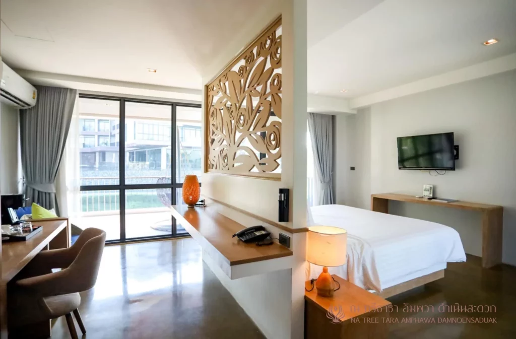 รีวิวที่พักอัมพวาสวยๆ ริมน้ำ ณ ทรีธารา โดยเพจอยากเที่ยวต้องได้เที่ยว พักห้อง One Bedroom Suite Jacuzzi บรรยากาศสวยๆ มองจากห้องพัก และ ทานอาหารริมน้ำ