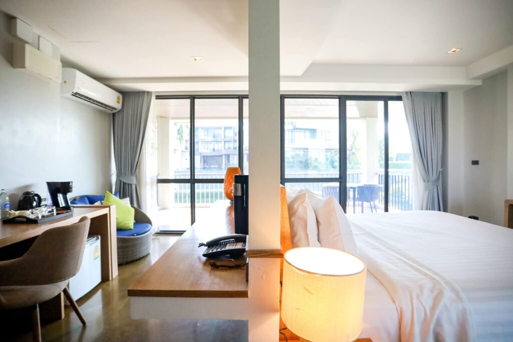 รีวิวที่พักอัมพวาสวยๆ ริมน้ำ ณ ทรีธารา โดยเพจอยากเที่ยวต้องได้เที่ยว พักห้อง One Bedroom Suite Jacuzzi บรรยากาศสวยๆ มองจากห้องพัก และ ทานอาหารริมน้ำ
