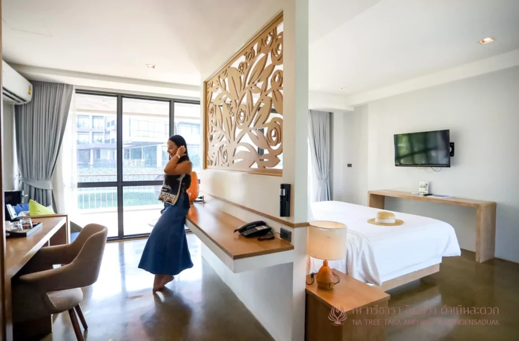 รีวิวที่พักอัมพวาสวยๆ ริมน้ำ ณ ทรีธารา โดยเพจอยากเที่ยวต้องได้เที่ยว พักห้อง One Bedroom Suite Jacuzzi บรรยากาศสวยๆ มองจากห้องพัก และ ทานอาหารริมน้ำ