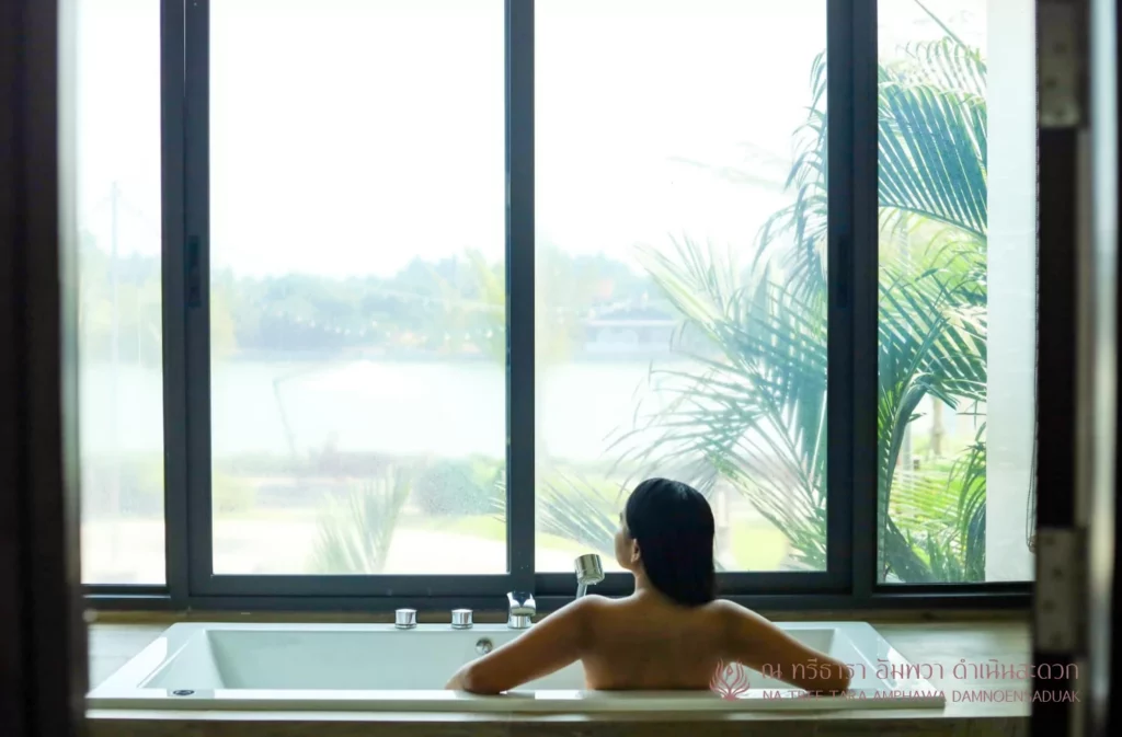 รีวิวที่พักอัมพวาสวยๆ ริมน้ำ ณ ทรีธารา โดยเพจอยากเที่ยวต้องได้เที่ยว พักห้อง One Bedroom Suite Jacuzzi บรรยากาศสวยๆ มองจากห้องพัก และ ทานอาหารริมน้ำ