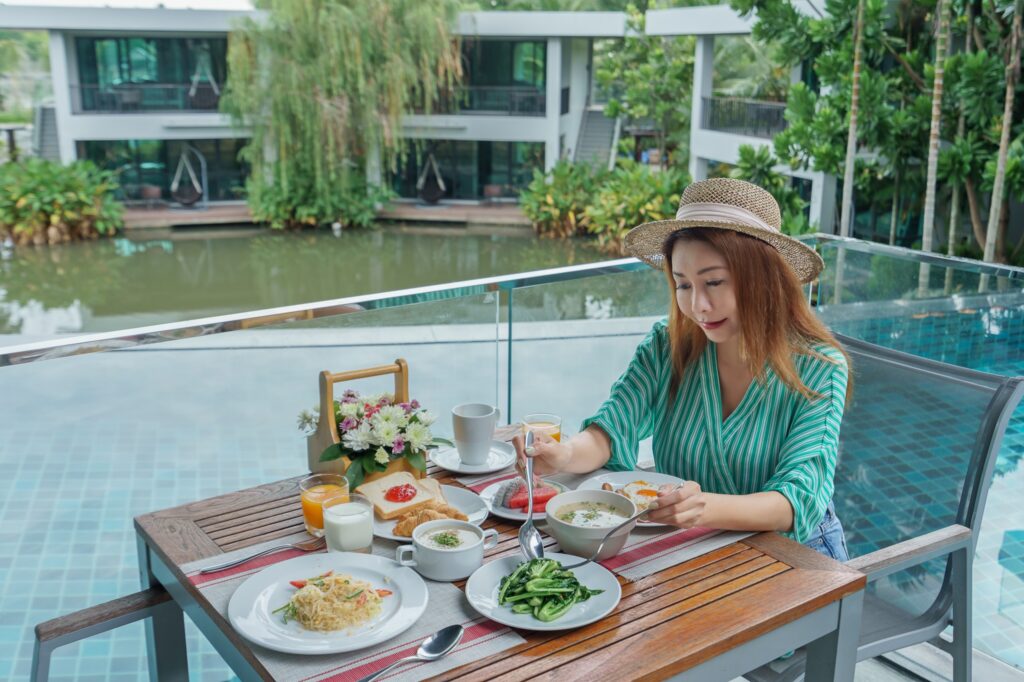 รีวิวที่พักอัมพวาสวยๆ ริมน้ำ ณ ทรีธารา โดย ชวนกันเที่ยวไหน พักห้อง Villa Terrace