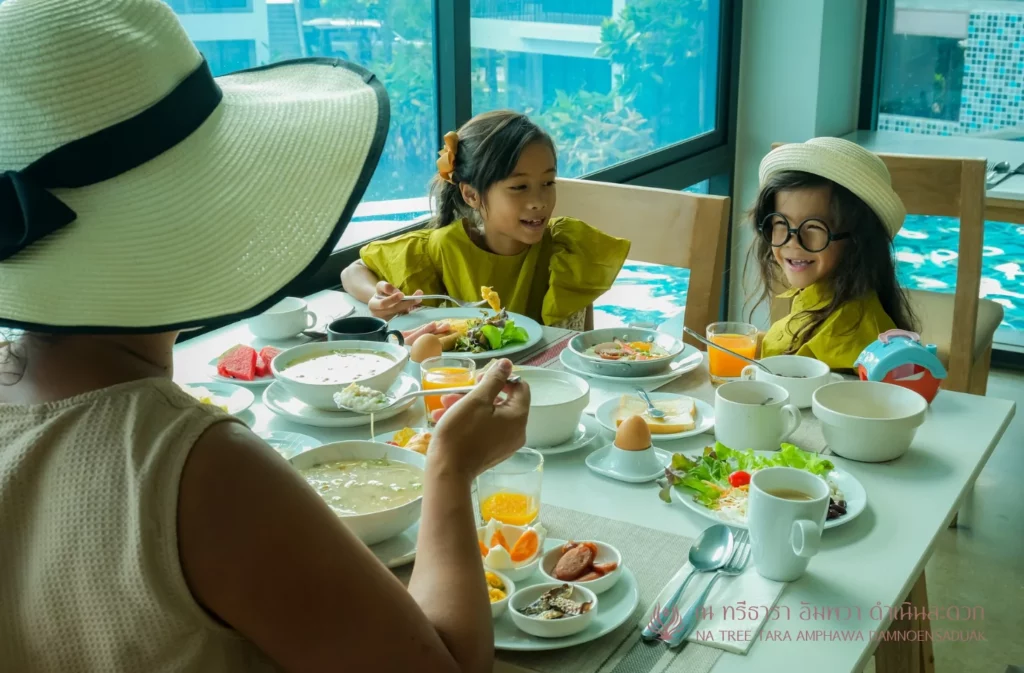 รีวิวที่พักอัมพวาสวยๆ ริมน้ำ ณ ทรีธารา โดยเพจ เวลาเที่ยว พักห้อง 2 Bedroom Poll Villa Riverfront สระว่ายน้ำส่วนตัว บรรยากาศสวยๆ มองจากห้องพัก และ ทานอาหารริมน้ำ