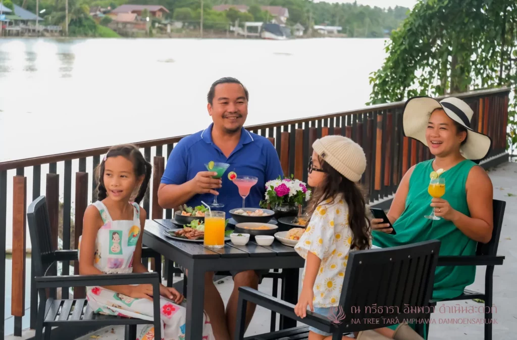 รีวิวที่พักอัมพวาสวยๆ ริมน้ำ ณ ทรีธารา โดยเพจ เวลาเที่ยว พักห้อง 2 Bedroom Poll Villa Riverfront สระว่ายน้ำส่วนตัว บรรยากาศสวยๆ มองจากห้องพัก และ ทานอาหารริมน้ำ