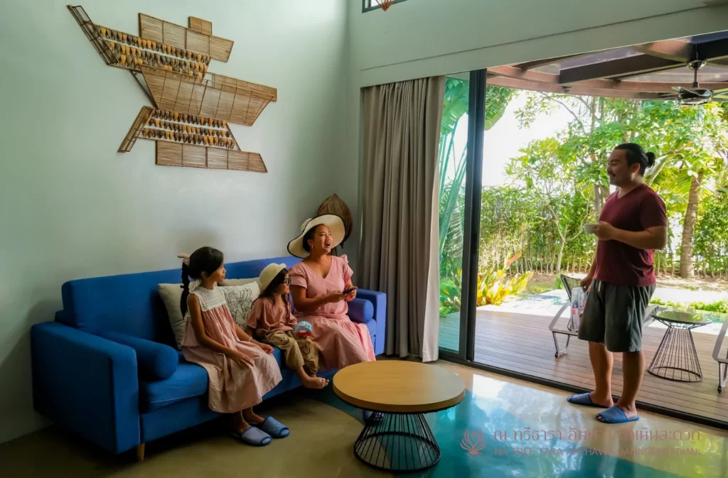 รีวิวที่พักอัมพวาสวยๆ ริมน้ำ ณ ทรีธารา โดยเพจ เวลาเที่ยว พักห้อง 2 Bedroom Poll Villa Riverfront สระว่ายน้ำส่วนตัว บรรยากาศสวยๆ มองจากห้องพัก และ ทานอาหารริมน้ำ