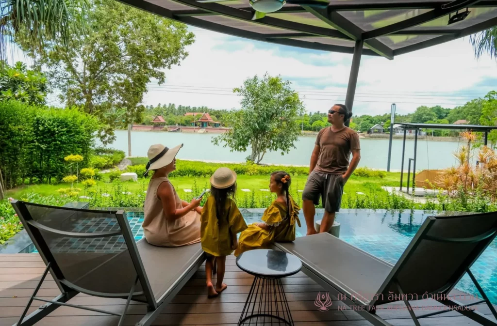 รีวิวที่พักอัมพวาสวยๆ ริมน้ำ ณ ทรีธารา โดยเพจ เวลาเที่ยว พักห้อง 2 Bedroom Poll Villa Riverfront สระว่ายน้ำส่วนตัว บรรยากาศสวยๆ มองจากห้องพัก และ ทานอาหารริมน้ำ