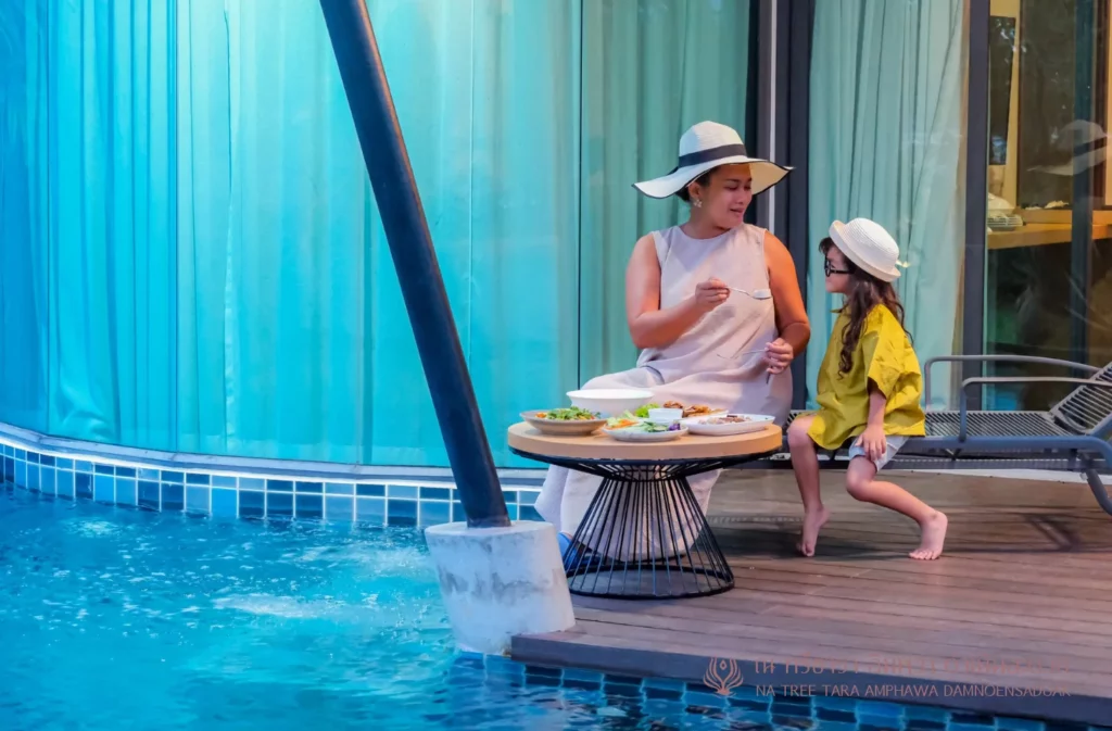 รีวิวที่พักอัมพวาสวยๆ ริมน้ำ ณ ทรีธารา โดยเพจ เวลาเที่ยว พักห้อง 2 Bedroom Poll Villa Riverfront สระว่ายน้ำส่วนตัว บรรยากาศสวยๆ มองจากห้องพัก และ ทานอาหารริมน้ำ