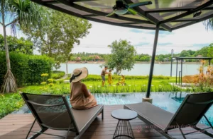 รีวิวที่พักอัมพวาสวยๆ ริมน้ำ ณ ทรีธารา โดยเพจ เวลาเที่ยว พักห้อง 2 Bedroom Poll Villa Riverfront สระว่ายน้ำส่วนตัว บรรยากาศสวยๆ มองจากห้องพัก และ ทานอาหารริมน้ำ